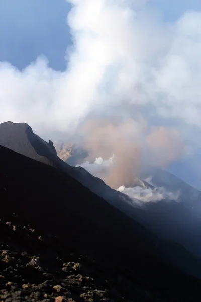 Uitbarstende vulkaan — Stockfoto