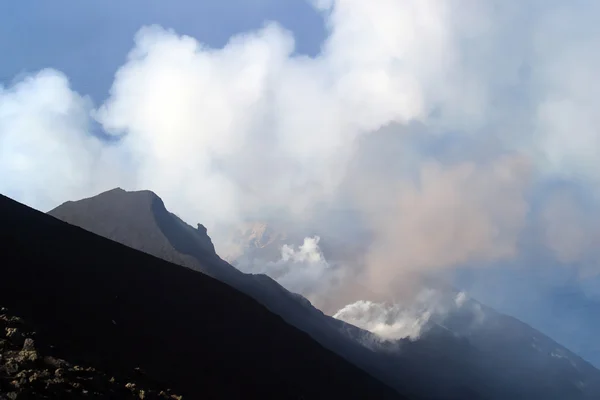 喷发的火山 — 图库照片