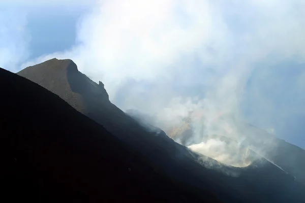 喷发的火山 — 图库照片