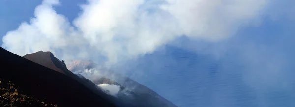 喷发的火山 — 图库照片