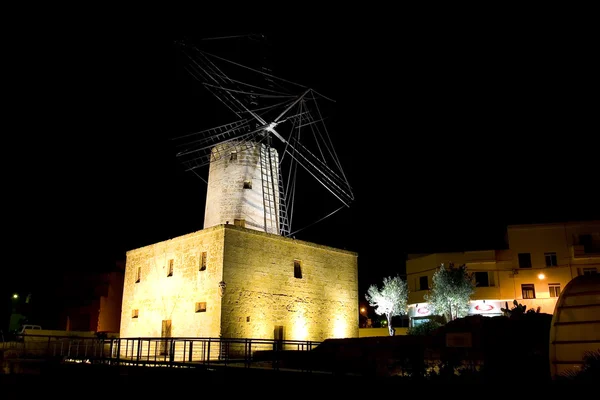 Tradiční větrný mlýn na Maltě. — Stock fotografie