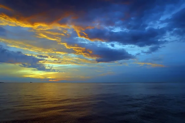 Soluppgång över havet — Stockfoto