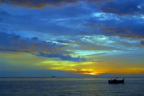 Zonsopgang boven oceaan — Stockfoto