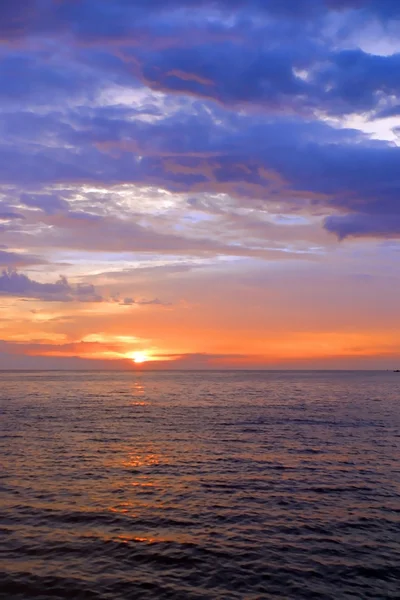 Zonsopgang boven oceaan — Stockfoto