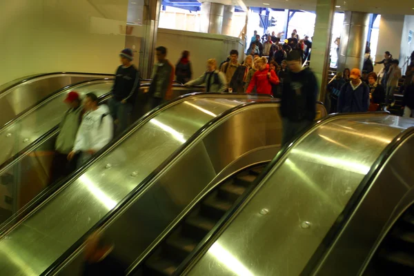 La gente si affretta a fare affari. — Foto Stock