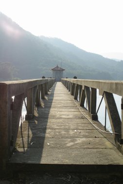 Göl üzerinde iskele uzanıyor