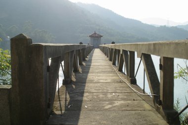 Göl üzerinde iskele uzanıyor