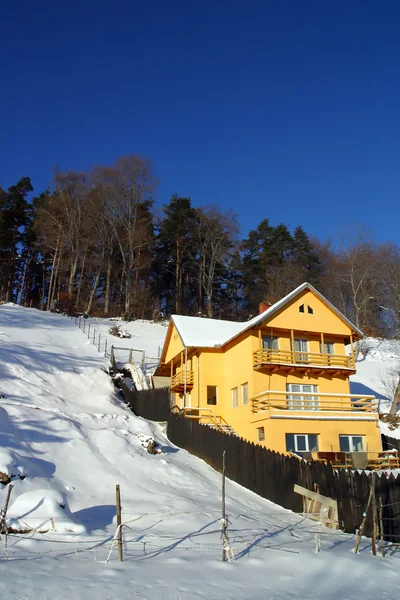 Gele huis in de sneeuw — Stockfoto