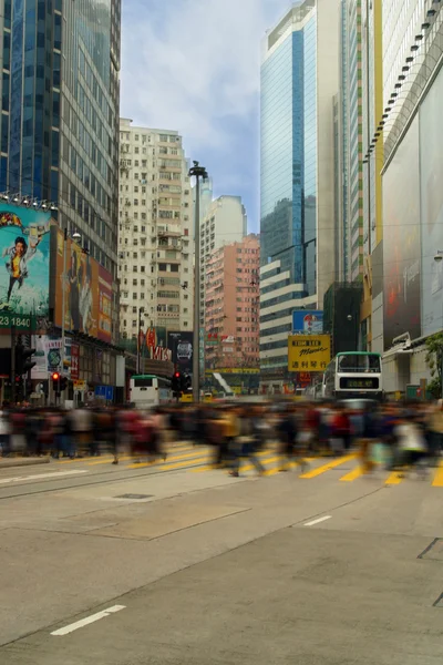 Здания и люди в Гонконге — стоковое фото