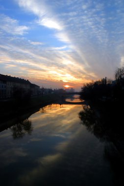 Nehrin üzerinde güneş batıyor