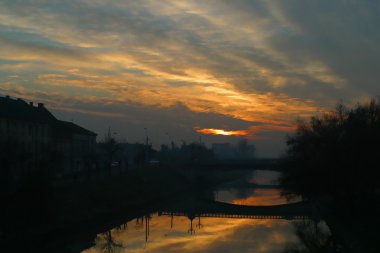Nehrin üzerinde güneş batıyor