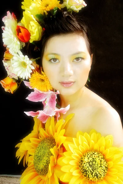 Ασιατική γυναίκα με λουλούδια — Φωτογραφία Αρχείου