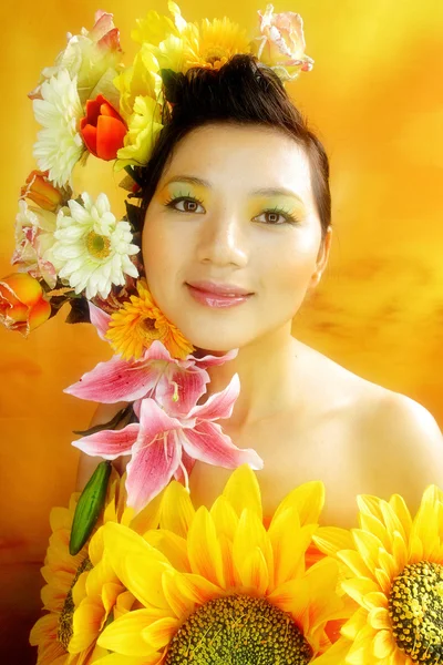 Asian woman with flowers — Stock Photo, Image