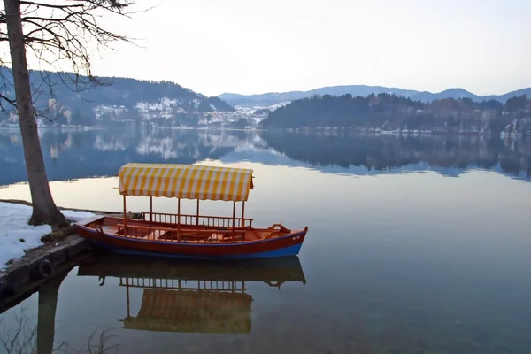 Boat sits still on Lake Bled — Stock Photo, Image