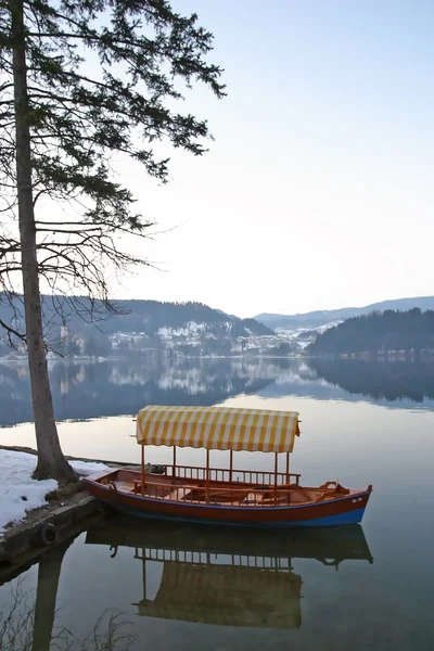 Boat sits still on Lake Bled — Stock Photo, Image