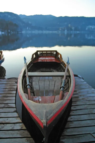 Лодка все еще на озере Блед — стоковое фото
