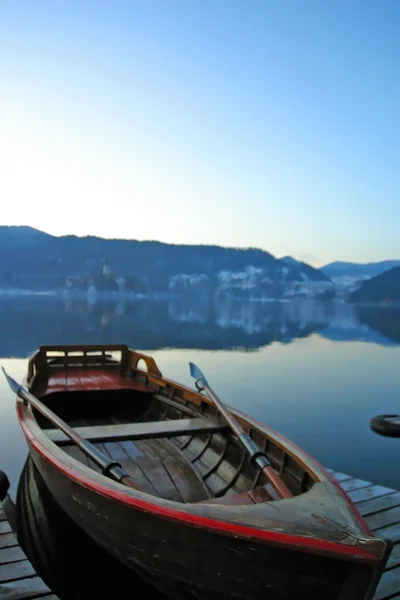 Boat sits still on Lake Bled — Stock Photo, Image