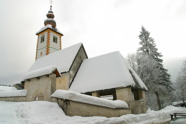 Kerk vallende sneeuw — Stockfoto