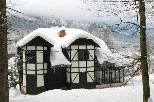 Huset täcks av snö — Stockfoto