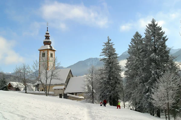 Kyrkan omfattas av snö — Stockfoto