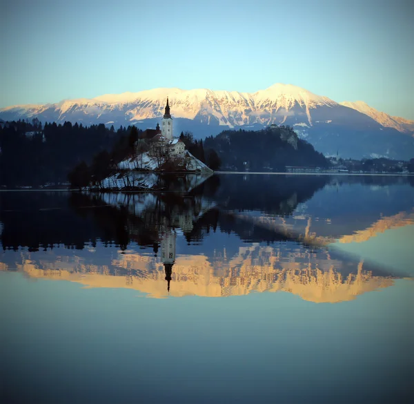 Kirche vom Schnee bedeckt — Stockfoto