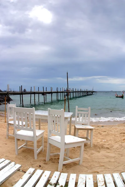 Białe krzesła na plaży — Zdjęcie stockowe