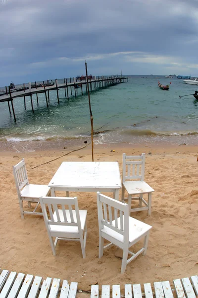 ビーチにある白い椅子は — ストック写真
