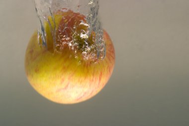parlak elma ve su sıçrama