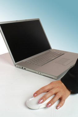 kadın eli bilgisayar fare üzerinde