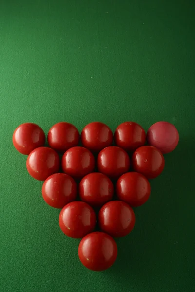 ビリヤードの背景に赤のボールのピラミッド — ストック写真