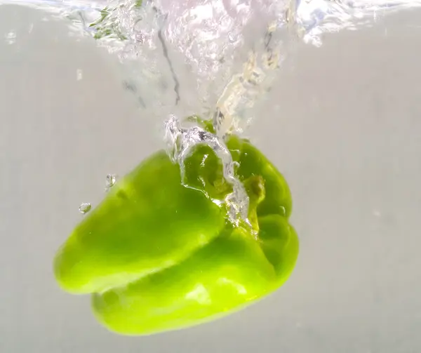 水のしぶきで新鮮なパプリカ — ストック写真