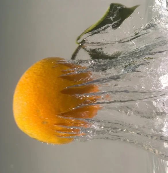 Апельсин у водяній бризці — стокове фото