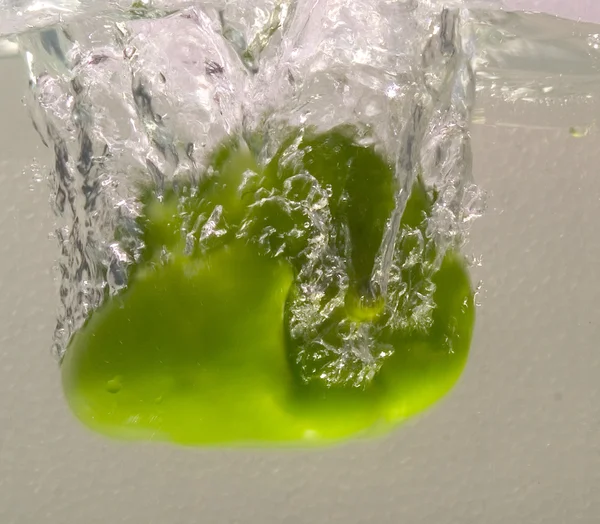 Salpicadura de pimentón verde en el agua — Foto de Stock