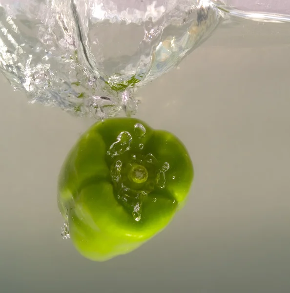 Salpicadura de pimentón verde en el agua — Foto de Stock