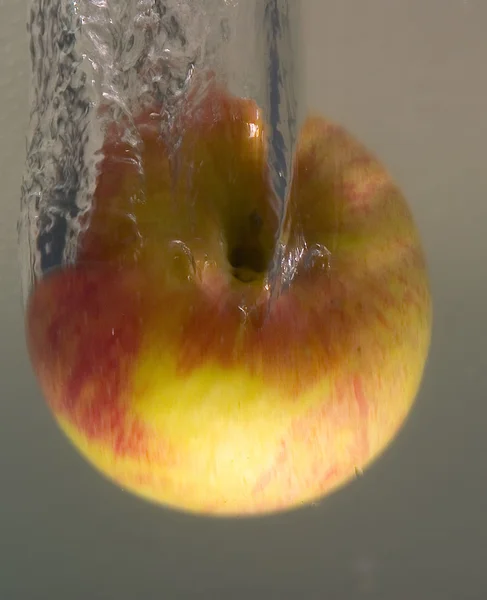 Bright apple and water splash — Stock Photo, Image