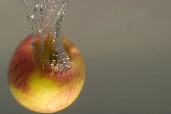 明るいリンゴと水のスプラッシュ — ストック写真