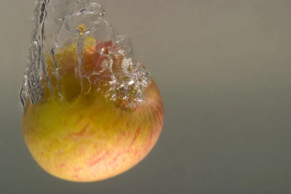 Bright apple and water splash — Stock Photo, Image