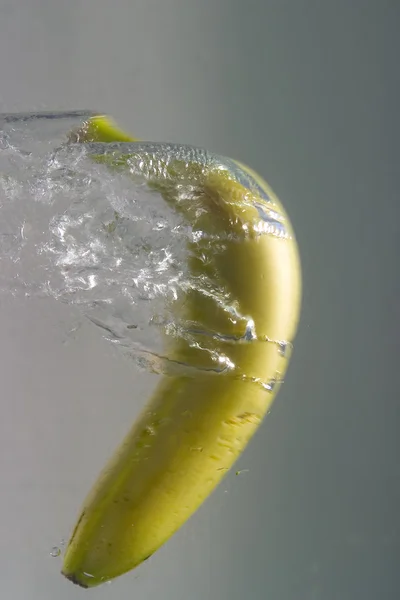 Banan och stänk vatten — Stockfoto