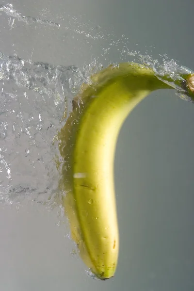 Banan och stänk vatten — Stockfoto