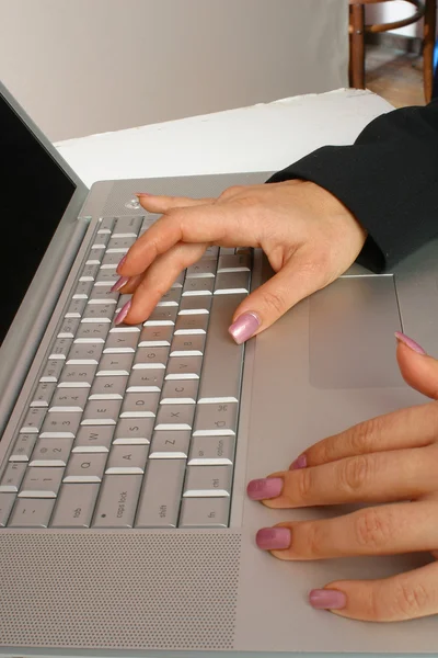 Женские руки на клавиатуре — стоковое фото