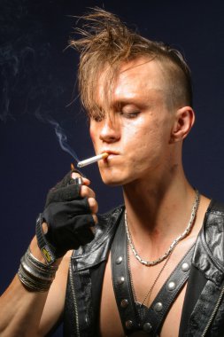 Sigaralı ile tuhaf bir adam