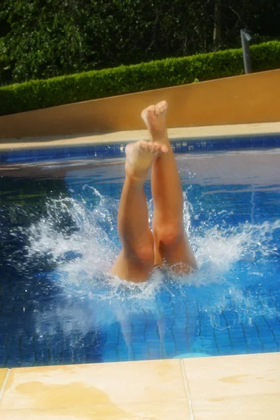 Mujer saltar en la piscina — Foto de Stock