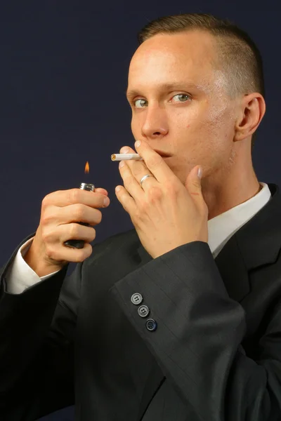 Man met cigareten — Stockfoto