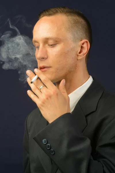 담배를 가진 남자 — 스톡 사진