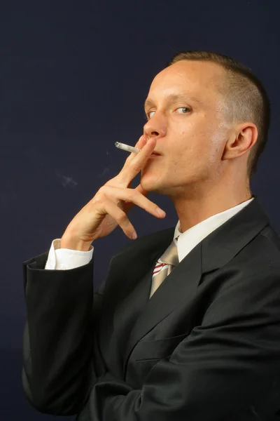 Mann mit Zigarette — Stockfoto