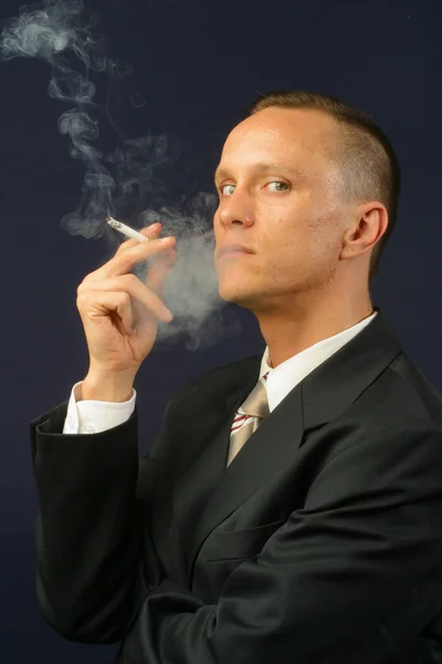 Uomo con sigaretta — Foto Stock