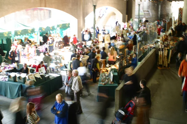 Gente reuniéndose en el mercado — Foto de Stock