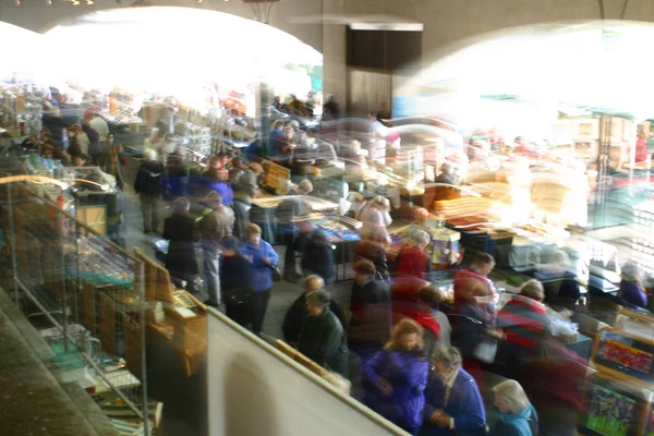 Människor samlas i marknaden — Stockfoto