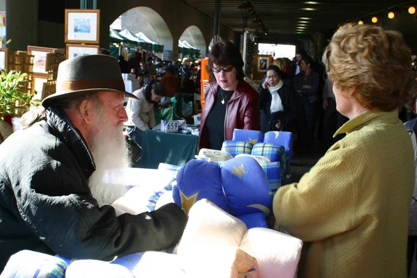 Människor samlas i marknaden — Stockfoto