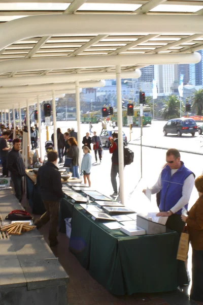 Les gens se rassemblent sur le marché — Photo